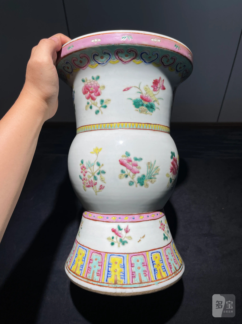 清晚期 粉彩花卉纹花觚一对 - 图2